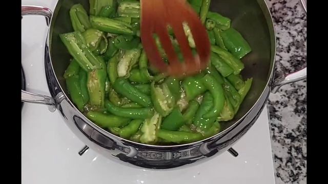 Очень вкусная закуска из перцев. Biberlerden çok lezzetli bir meze. Very tasty appetizer of peppers