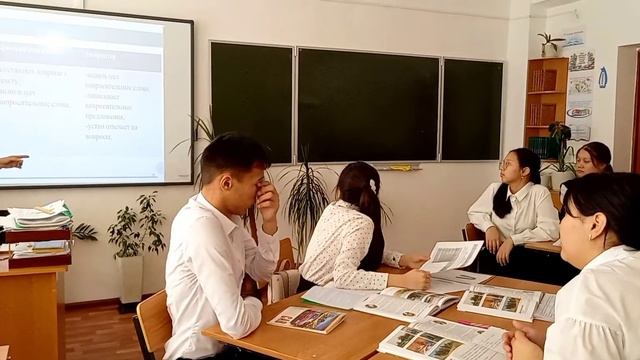 10 класс Олжас Сулейменов и Андрей Вознесенский.