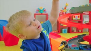 Рома и Диана помогают Оливеру научится ходить на Горшок