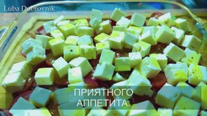 Вкуснейший лёгкий салат с тунцом, сыром ( Фета) и овощами.