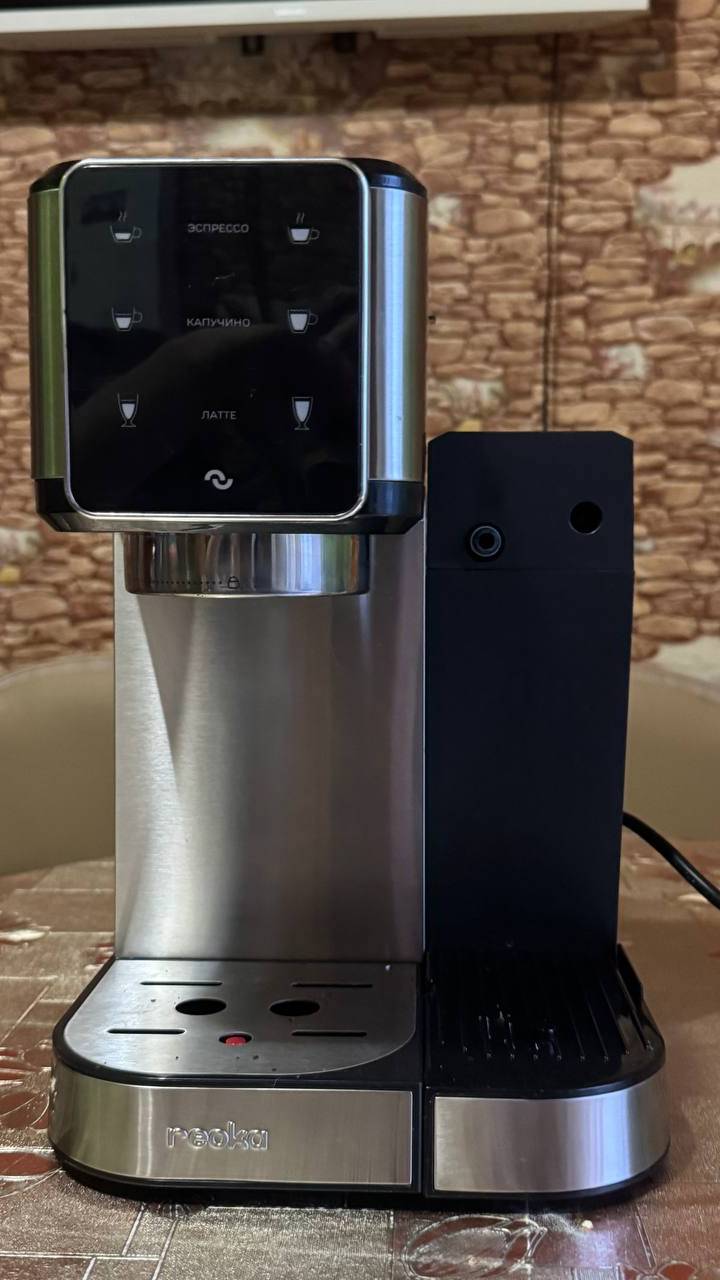 Кофеварка рожковая Reoka RKEM-500 серебристый. Готовим кофе двойной Латте.