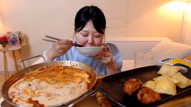 크림소스 가득 부은 엽떡 바삭치즈만두 달달한 엽봉 치킨 먹방 Cream Ttokbokki Sweet soy Chicken Cheese Dumplings Mukbang смотреть онлайн