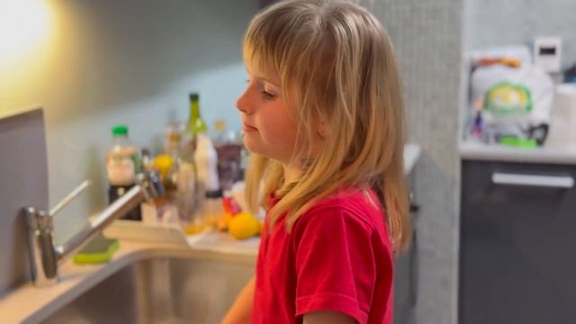 Luba is cocking pasta /Готовлю макароны и вареники