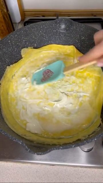 Omleteee 🍳 #shorts #омлет #омлетнасковороде #рецепты смотреть онлайн