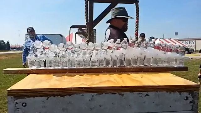 А вам слабо!? Кастомный нож против 23 бутылок с водой смотреть онлайн