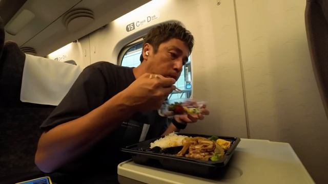 新幹線で、しょうが焼き弁当を食べる独身男性 смотреть онлайн