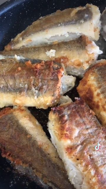 Минтай жареный на сковороде с чесноком🥣Pollock fried in a pan with garlic. смотреть онлайн