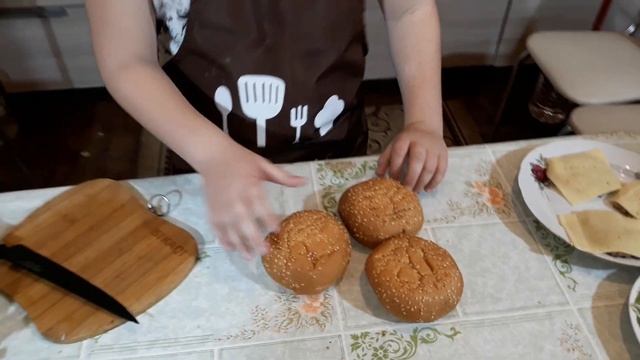 ЧИЗБУРГЕР ИЛИ МИШБУРГЕР И ЧИПСЫ ИЗ БАНАНОВ, И ИГРА НА БАЯНЕ