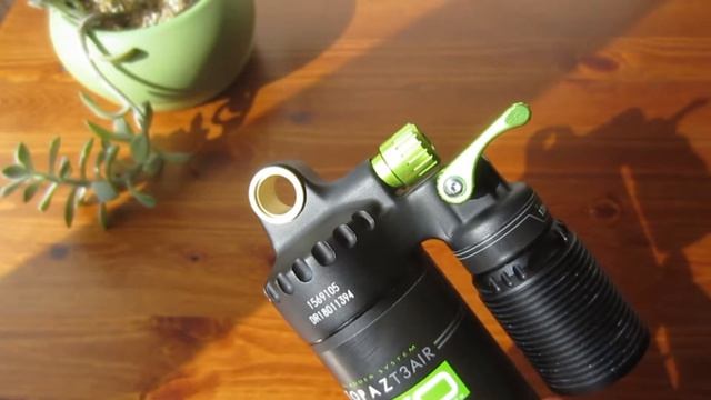 DVO Topaz T3 rear shock Close Up смотреть онлайн