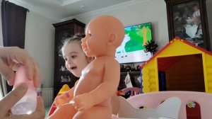 Марго с мамой распаковывают новую куклу.