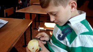 голодный ученик ест на уроке алгебры