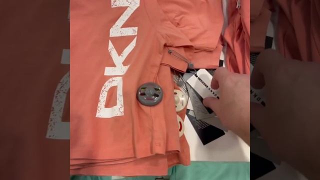 Собери свой костюм DKNY: прогулки по магазинам США с Shopoglot смотреть онлайн