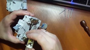 Разбираю дифавтомат Хагер AD866J дифавтомат отключается  без нагрузки Hager