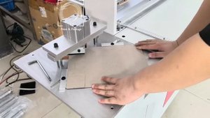 Пневматическое устройство для резки пазов в картоне с опцией удаления уголков