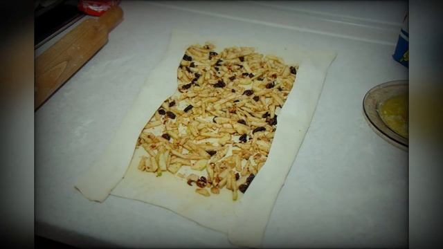 Яблочный штрудель из слоеного теста