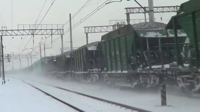 ВЛ11м-322 с хопперным и думпкарным поездом смотреть онлайн