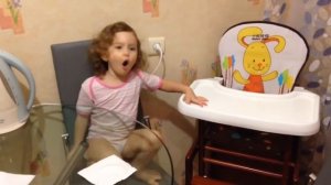 Софийка рассказывает цвета на английском языке