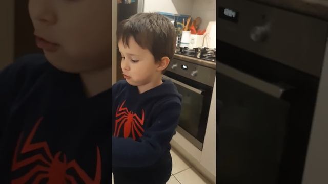 Алехандро говорит на испанском  языке смотреть онлайн