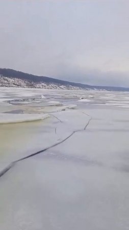 МЧС не рекомендует выходить на лед. Видео с Волги.