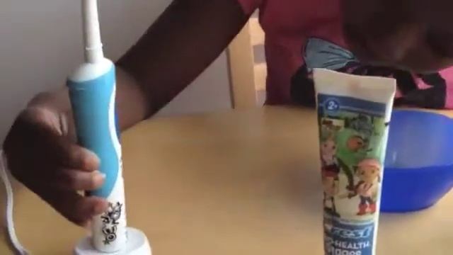 Oral-B Pro-Health FOR ME Electric Toothbrush & Crest Pro-Health FOR ME Anticavity Fluoride Rinse смотреть онлайн