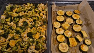 Брокколи, цветная капуста и кабачки, запечённые в духовке.