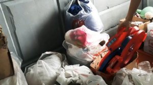 Глобальное расхламление и освобождение места. в деревенском доме. Разумное потребление.