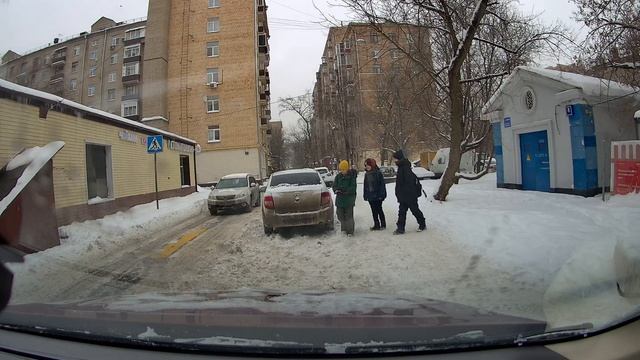 Голодный московский школьник ест снег с машин смотреть онлайн