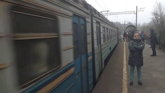 Эр9м рейсом городской электрички. Электричка живи. Ты нужна людям. Кпт верни уз смотреть онлайн