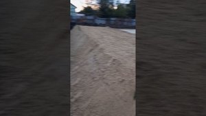 закончил трамбовку песка