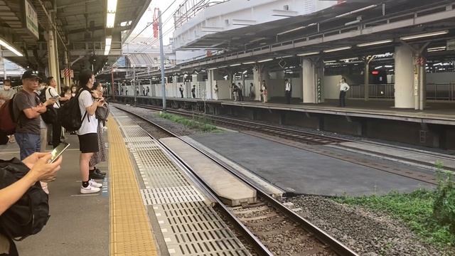 25.06.2023 года.Прибытие электрички маршута «Курихама-Кисарадзу» на станцию Синагава. смотреть онлайн