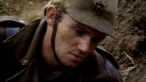 На западном фронте без перемен, сцена в воронке