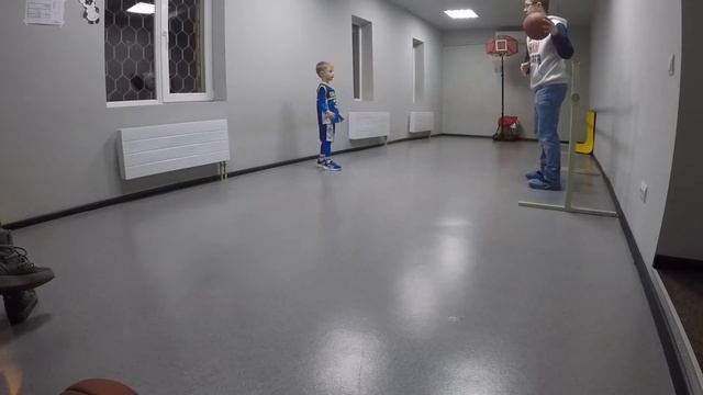 №25 - Баскетбол в 4 года: кроссоверы, проходы после ведения, ведение двух мячей, передачи смотреть онлайн