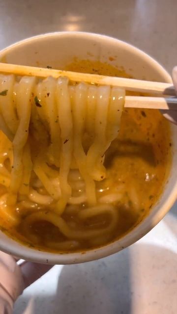 Basil cream buldak udon with whipped cream/ 바질 크림 불닭 우동에 휘핑 크림 올려 먹기 #편의점 #쇼츠 #shorts смотреть онлайн