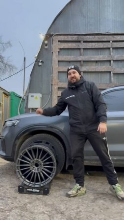 Geely Tugella на примерке
дисков в 20-ом диаметре