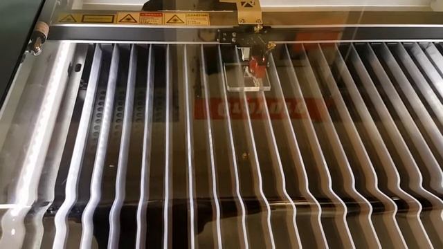 Découpe de plexiglas 10 mm sur un laser de découpe Co2 EKO 7 - 60 w смотреть онлайн
