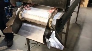 Машина для разрезания и транспортировки куриных лап