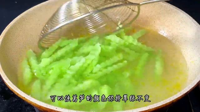 素炒莴笋这样做既好吃又简单，鲜嫩脆爽，比大鱼大肉还受欢迎。【一畫美食】#炒莴笋 #炒莴笋料理 #炒莴笋食#炒莴笋食譜 #炒莴笋做法 смотреть онлайн