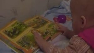 Маленькая Вика читает книжку!