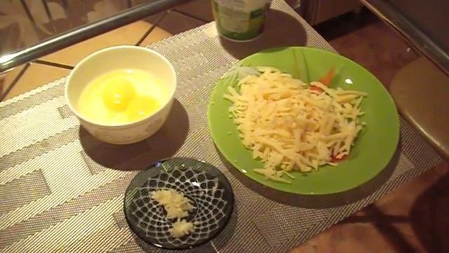 Запекаем картофель в сырной шубке.