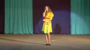 Алина Раэлян поет песню на якутском языке