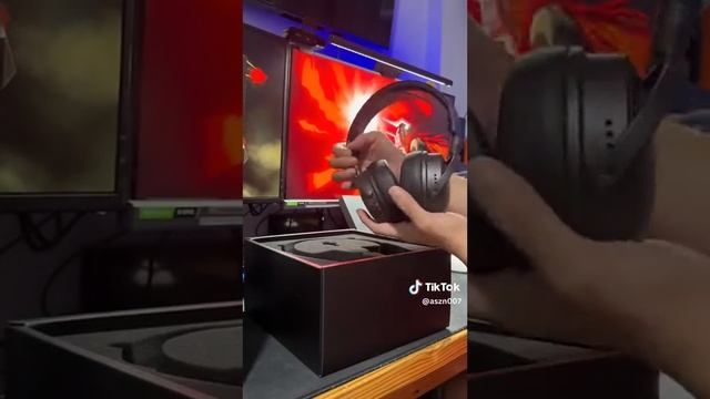 Audeze Maxwell Wireless Gaming Headset unboxing.