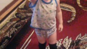 Смешной Данил одевает носочки - Funny Danny is putting on socks