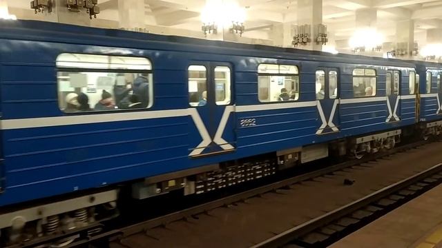 81-717/714 "Номерной" уезжает с "Московской" смотреть онлайн