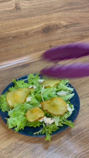 САЛАТ С ГРУШЕЙ, СЫРОМ И ВЕТЧИНОЙ 🍐🧀#рецепт #салатсгрушей #салат