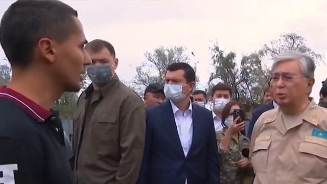 Президент Токаев в Костанае, выслушал жителя, пообещал разобраться. смотреть онлайн