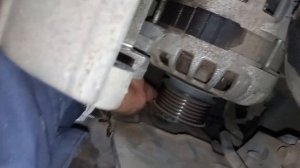 Замена шайбы шкива генератора Рено Сандеро 1.