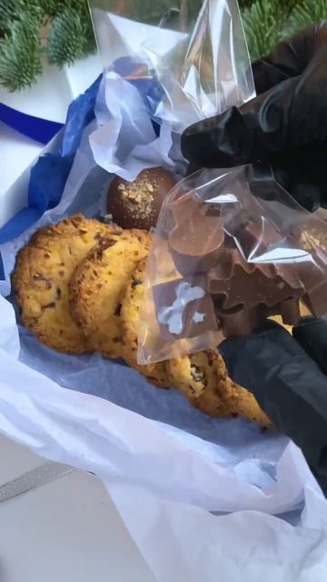 Такая новогодняя подарочная коробочка десертов уже доступна к заказу☺️🎄А вы любите сладкие подарки?