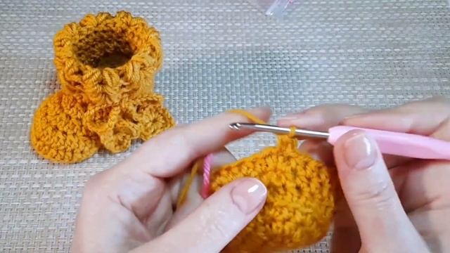 Вязание крючком начинающим. Теплые пинетки. Crochet baby booties