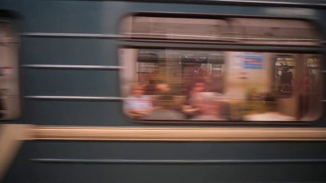 Прибытие поезда на станции метро «Технопарк» смотреть онлайн