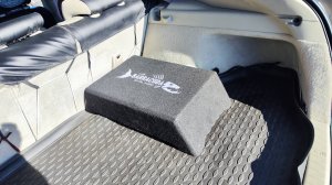 Активный сабвуфер от DL-audio Barracuda 10A Flat в toyota prius 20